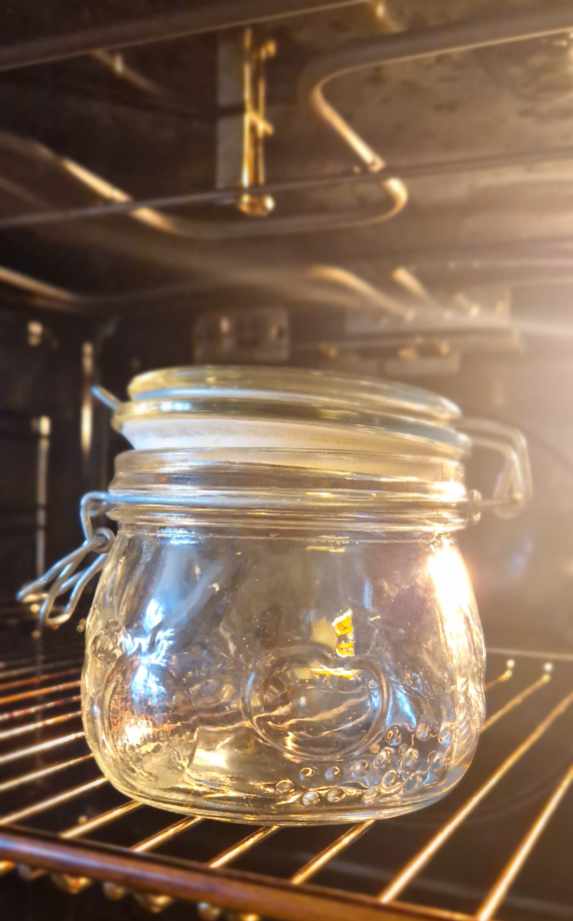 för att få chiliolja att hålla sig längre - disinfektera dina behållare som burkar eller flaskor som denna.